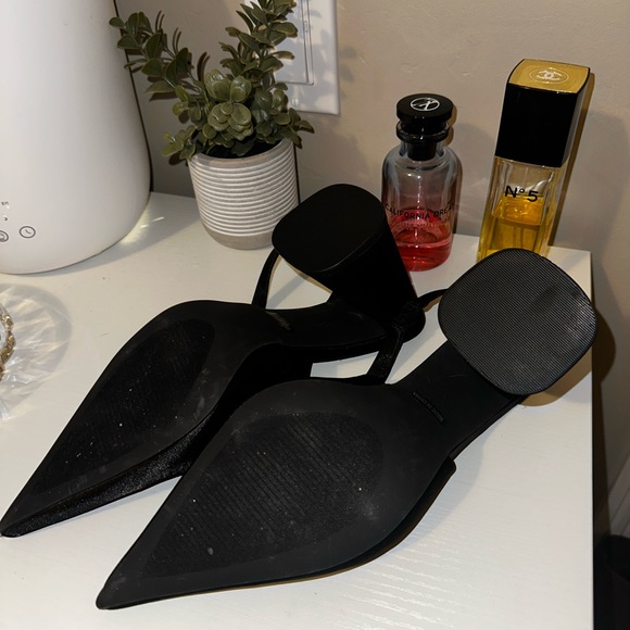 POINTED TOE BLACK HEELS - Picture 3 of 4